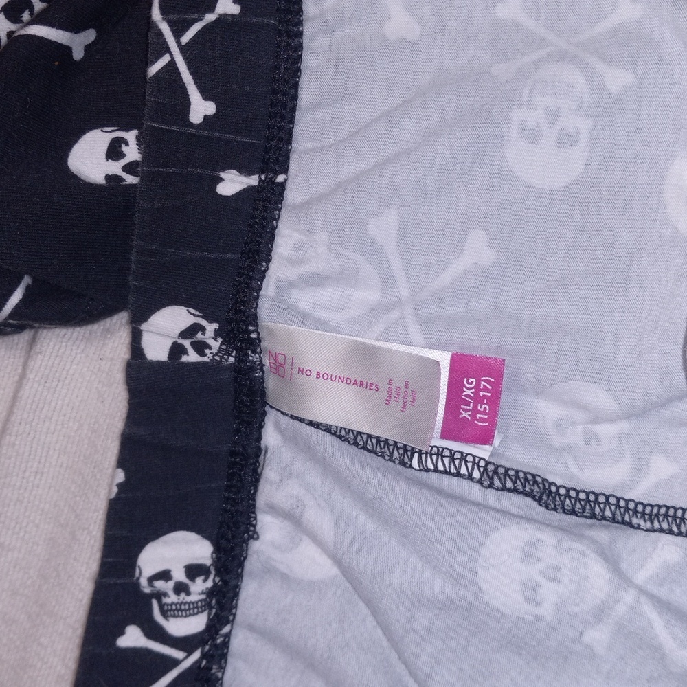 XL skull & crossbones capris leggings - Picture 5 of 6